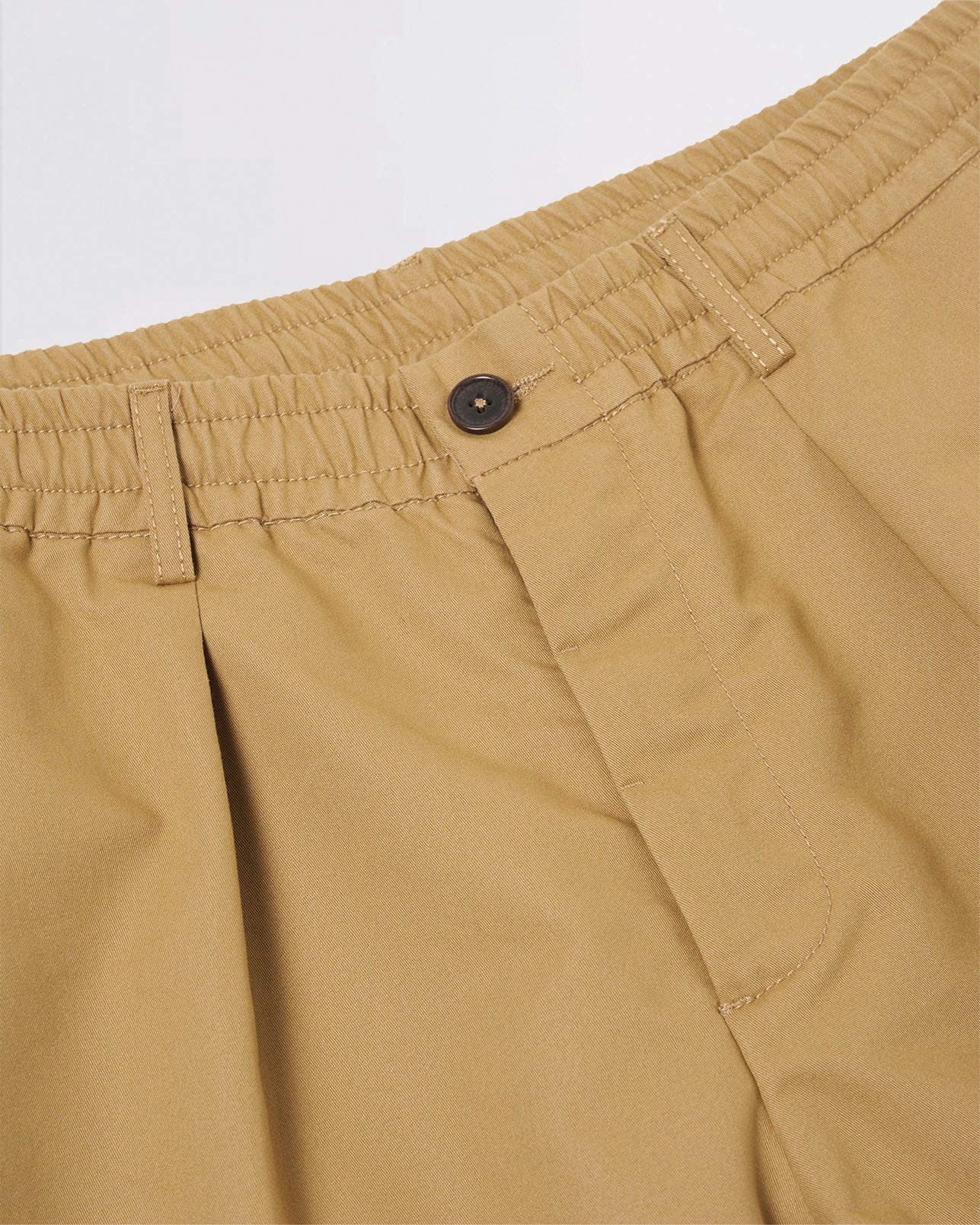 PLEATED TRACK SHORT SAND BRUSHED POLYTECH
